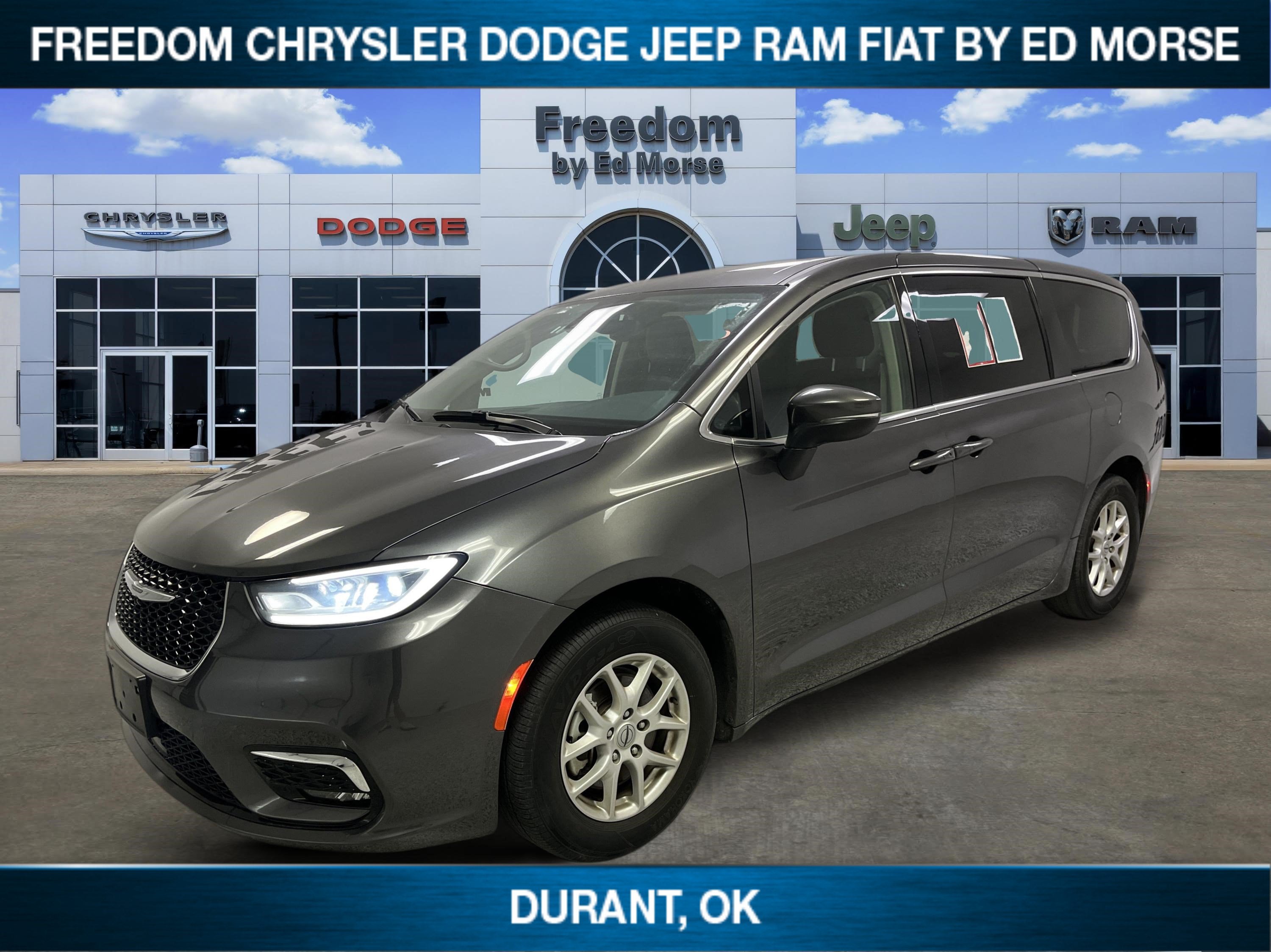 2023 Chrysler Pacifica Touring L's photo