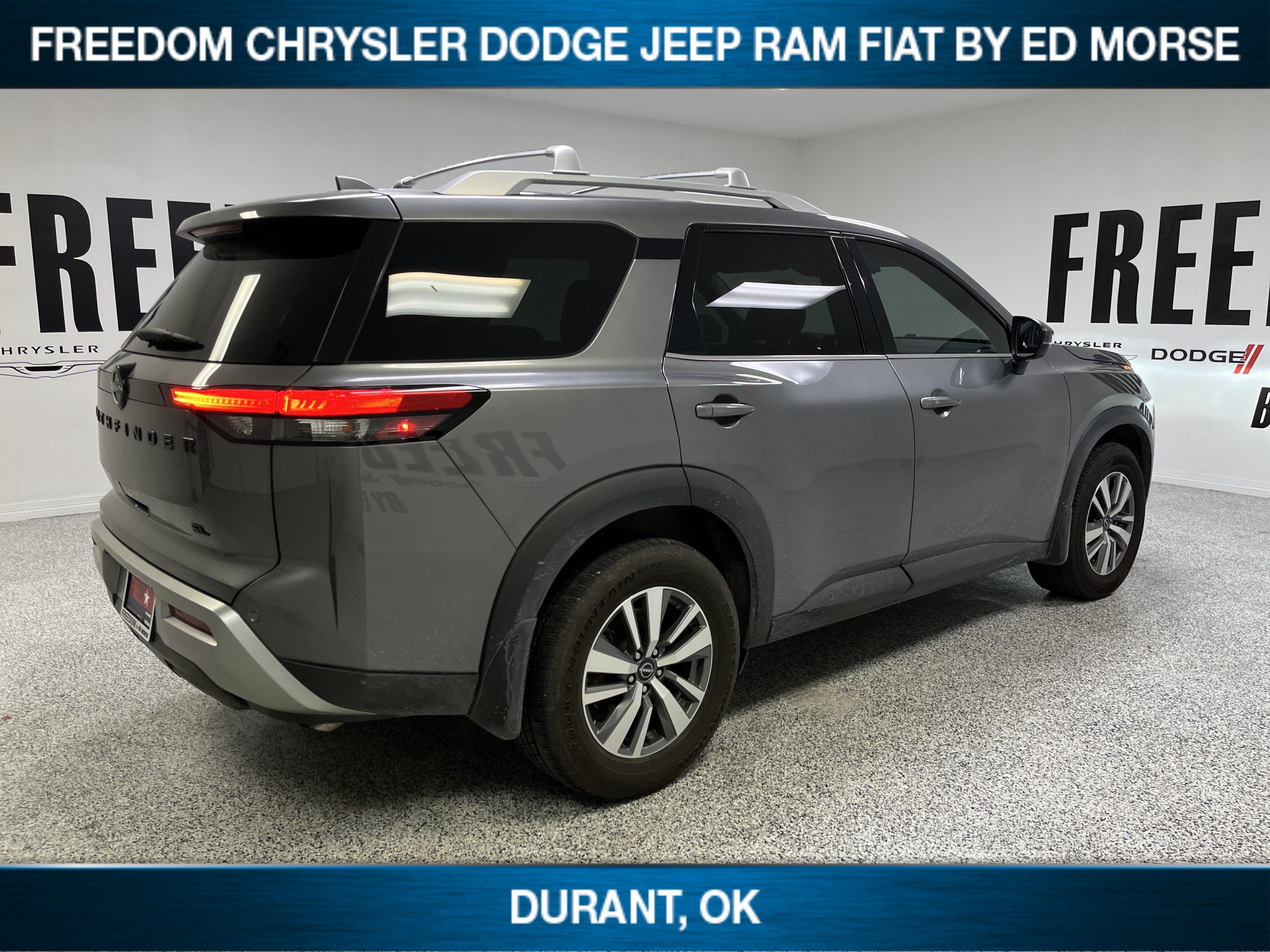 2023 Nissan Pathfinder SL
