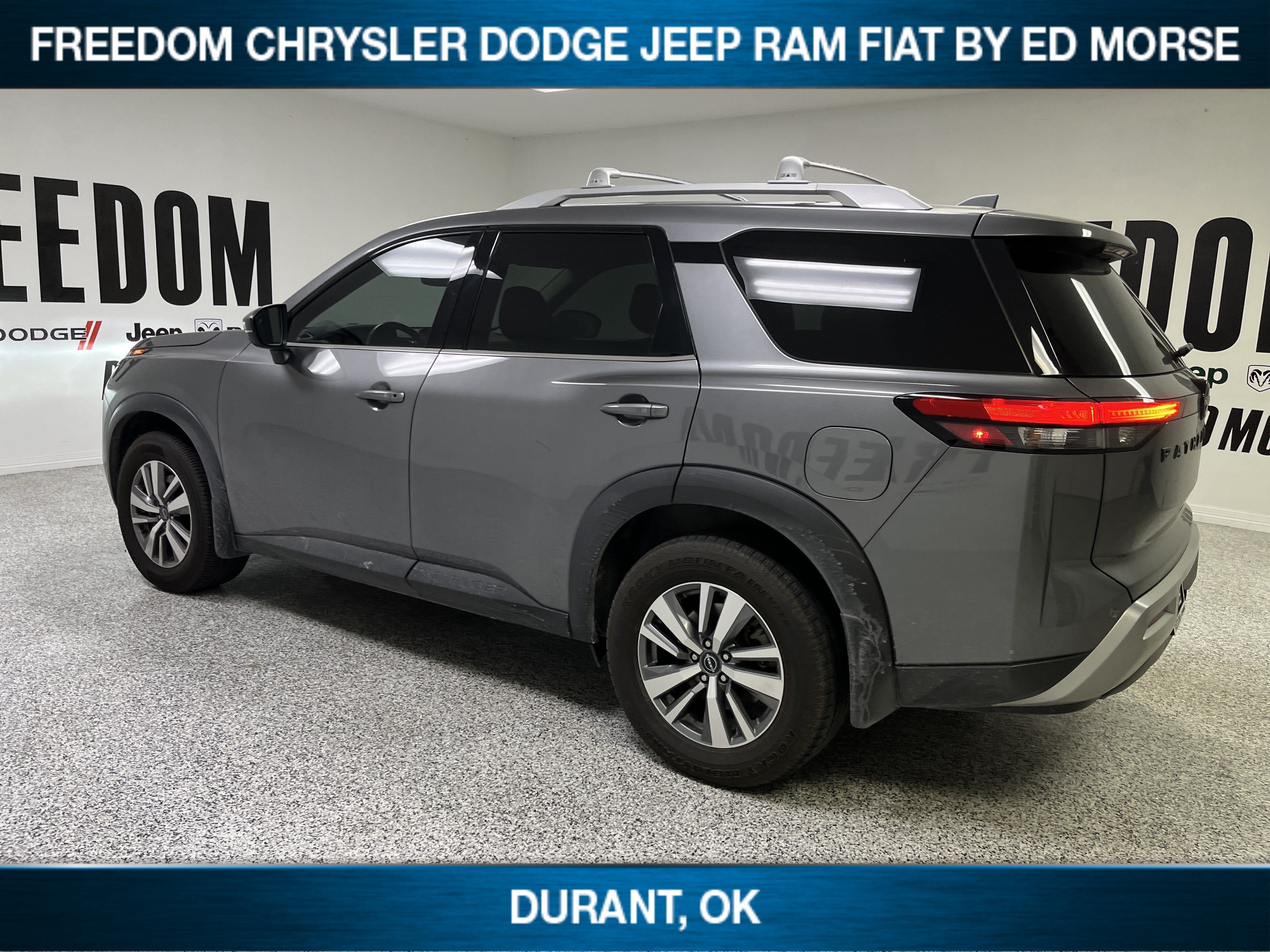 2023 Nissan Pathfinder SL
