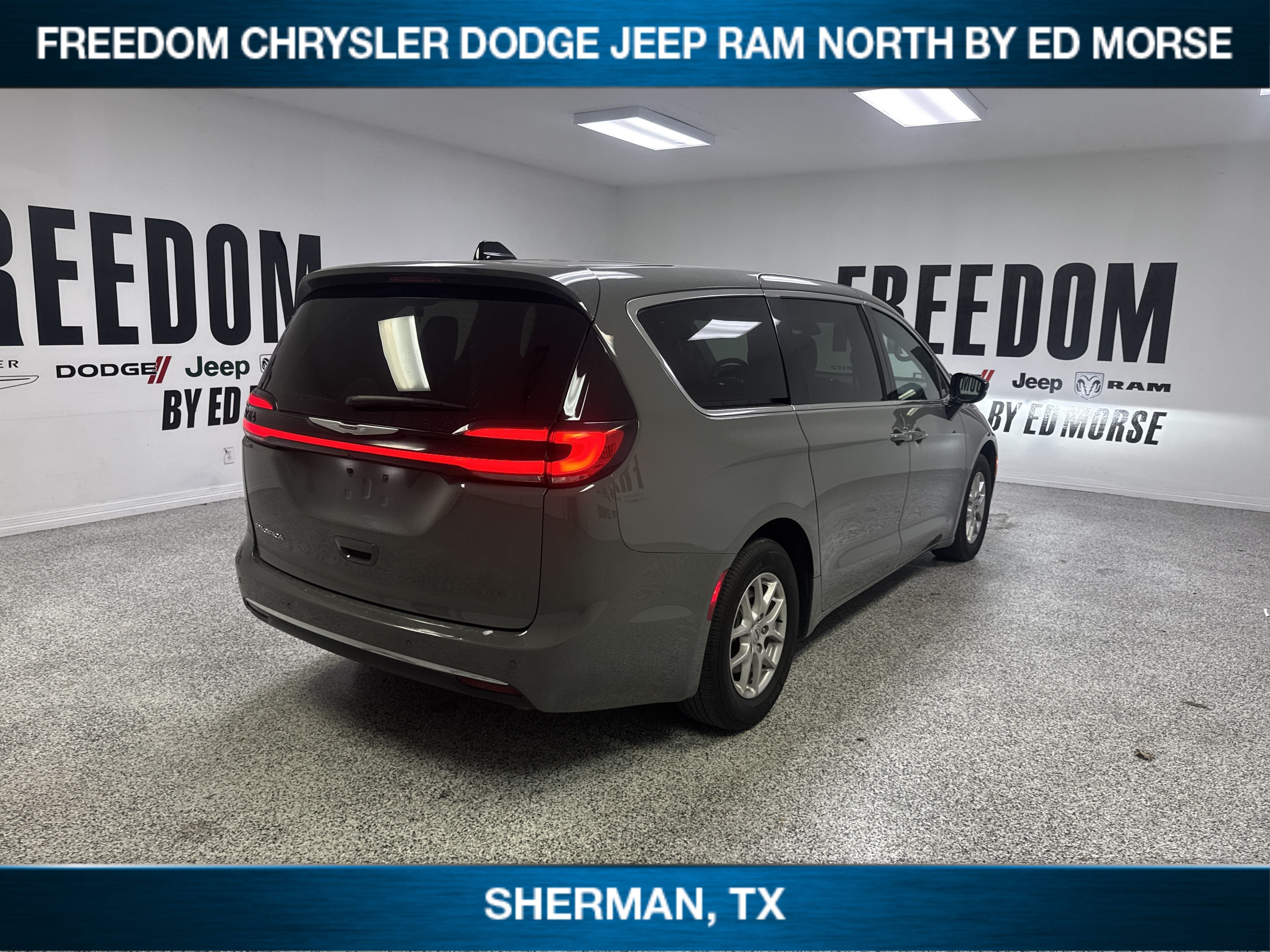 2025 Chrysler Pacifica Select